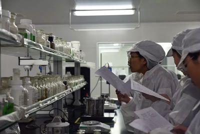 探訪(fǎng)化妝品制造前沿——茂名職業(yè)技術(shù)學(xué)院在雅蘭生物研究中心舉行結(jié)課儀式與參觀學(xué)習(xí)活動(dòng)